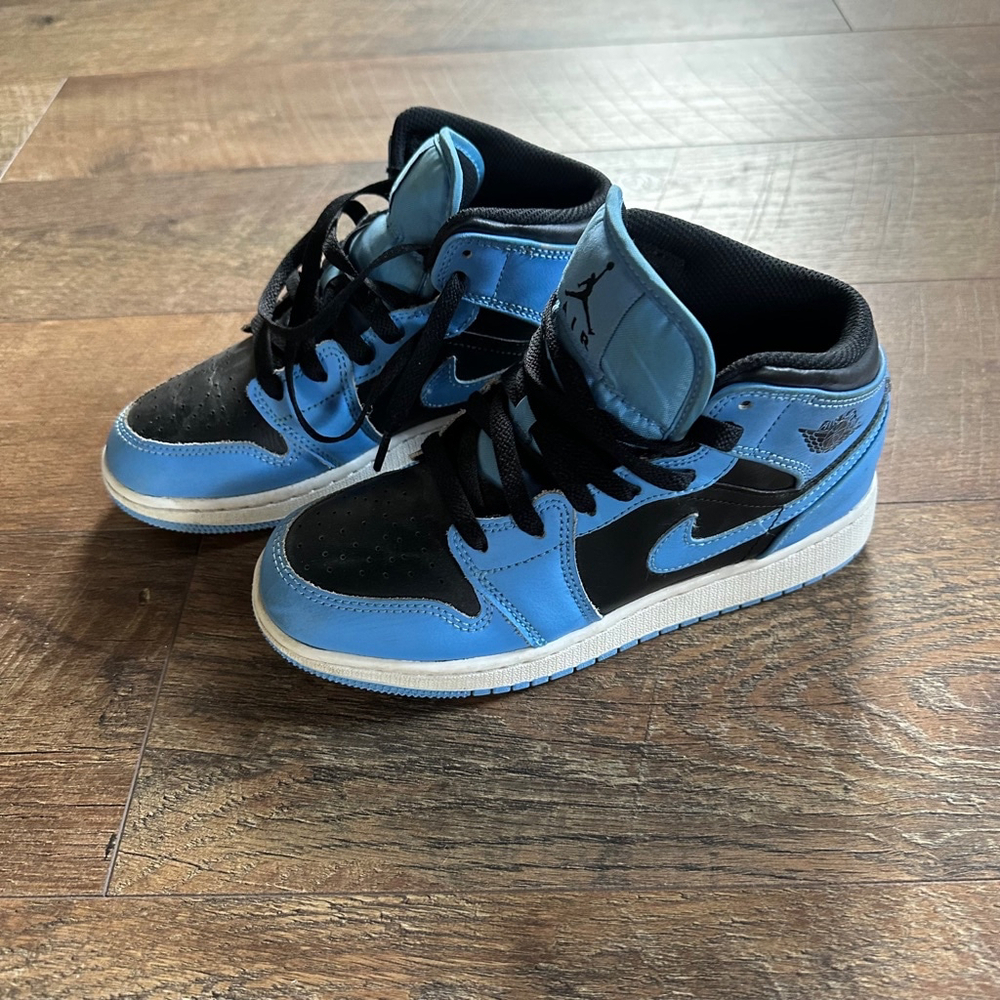 Boys Jordan 1 Retro High OG University Blue Black Size 4Y Sneakers - Picture 2 of 6